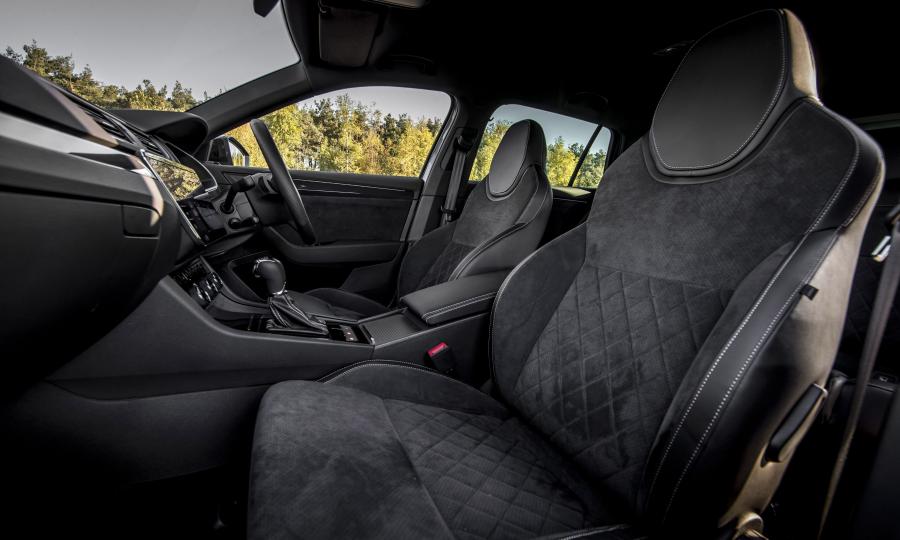 Интерьер Skoda Superb Wagon 4x4 SportLine 2016 года  (UK) (фото 17 из 24)